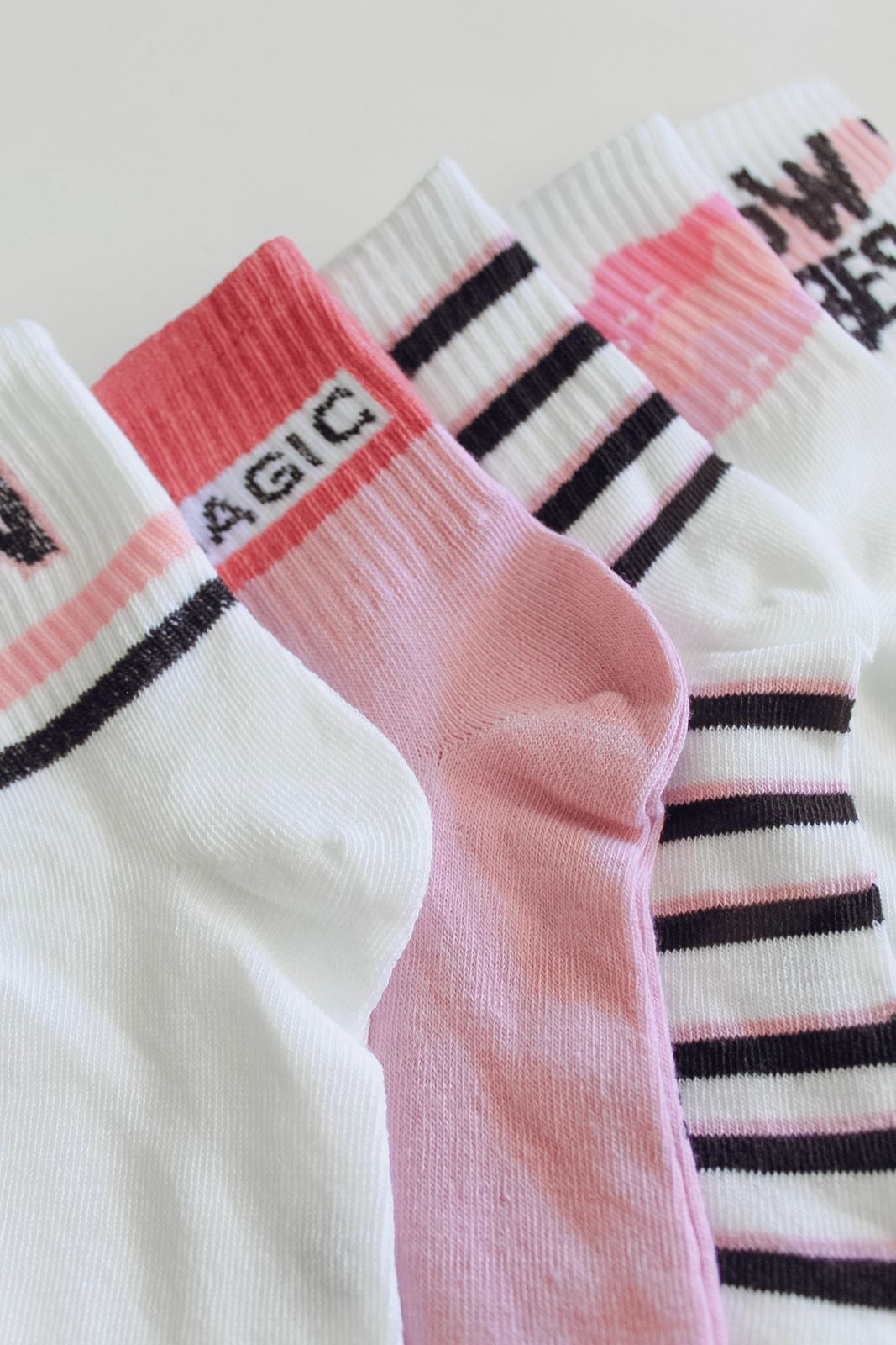 Calcetines blanco y rosa